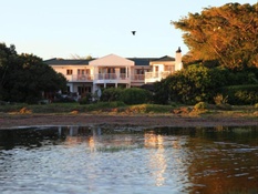 Au%C3%9Fenansicht%20der%20Waterfront%20Lodge